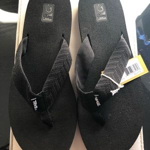 NWT Teva mush flip flops never worn black